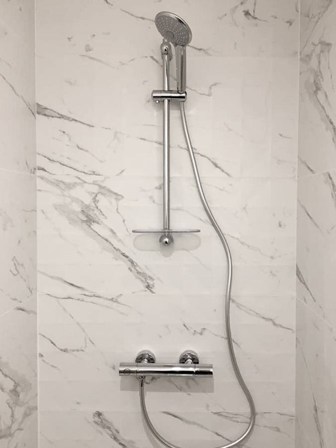 Création d'un espace douche avec faïence aspect marbre par HLG PLOMBERIE